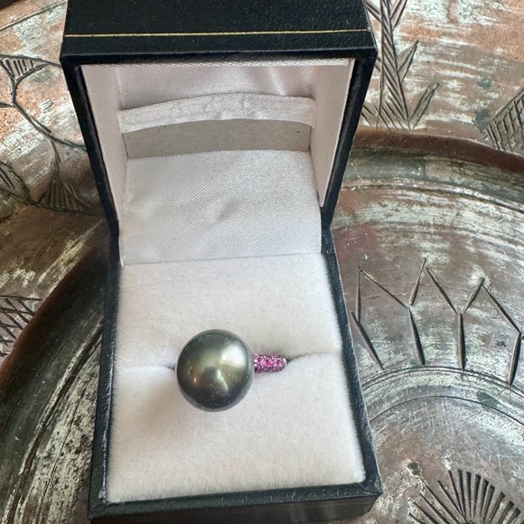 Elegant Black Pearl Ring with Pink Accents
